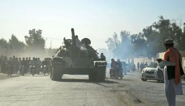 पाकिस्तान-अफगानिस्तान संघर्ष: एयरस्ट्राइक के बाद बढ़ा तनाव, ‘खुले युद्ध’ जैसे हालात