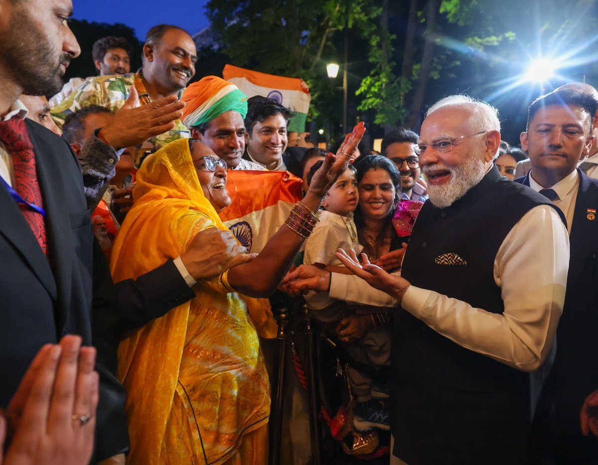 प्रधानमंत्री मोदी पेरिस पहुंचे, भारतीय समुदाय ने किया भव्य स्वागत