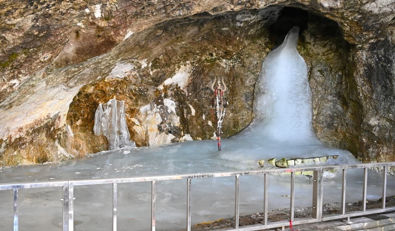 अमरनाथ यात्रा के दर्शन के लिए पवित्र गुफा के पट खुले, 'बम-बम भोले' के जयघोष से गूंजा कश्मीर।