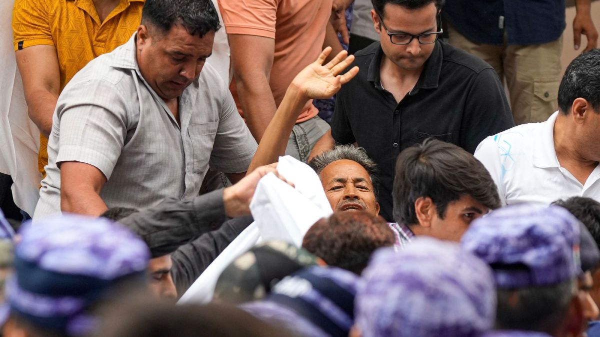 21वें दिन बिगड़ी सोनम वांगचुक की तबीयत, पुलिस ने अस्पताल पहुंचाया; जंतर-मंतर पर हंगामा
