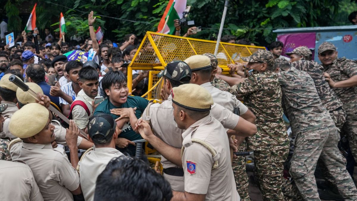 Protest in Delhi Over NEET-UG Controversy; Police Action During Parliament March Leaves Several Injured